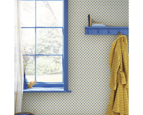 Badkamer met raam, behang met patroon, plank en badjas