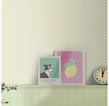Behang met herhalend patroon en decoratieve elementen op de achtergrond