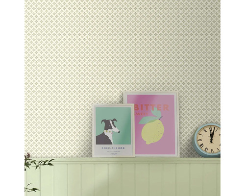 Behang met herhalend patroon en decoratieve elementen op de achtergrond