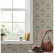 Decoratieve kamer met behang met patroon, vensterbank, stoel, hoed en tas.