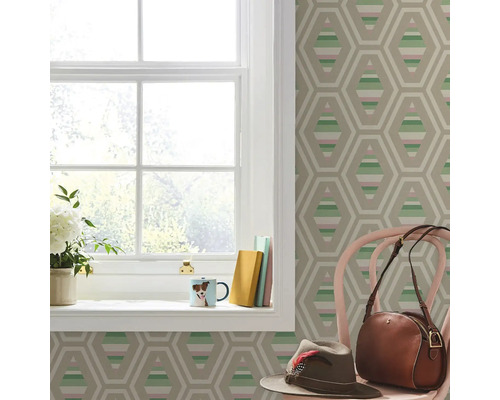 Decoratieve kamer met behang met patroon, vensterbank, stoel, hoed en tas.