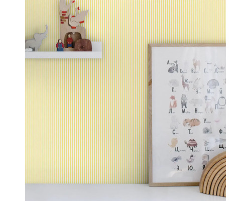 Kinderkamer met gestreept behang, plank, houten speelgoed en een dierenposter met alfabet