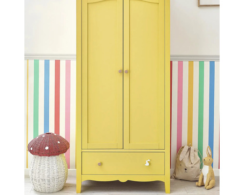 Gele kledingkast met twee deuren en lade in kinderkamer