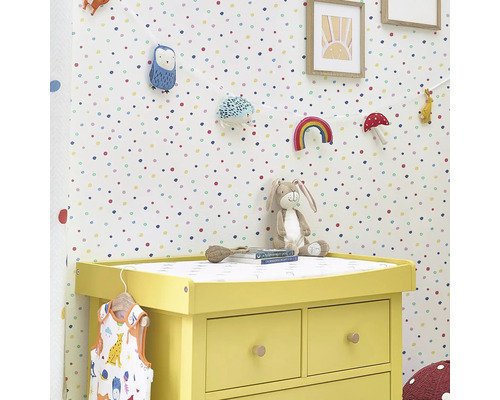 Kinderkamer met commode, speelgoed en wanddecoratie