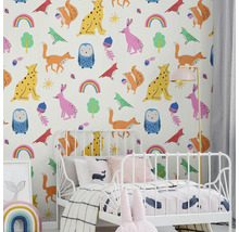 Kinderkamer met wit bed en behang met dierenmotieven