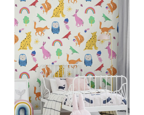 Kinderkamer met wit bed en behang met dierenmotieven