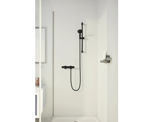 Douchecabine met zwarte douchekraan en douchekop aan een stang