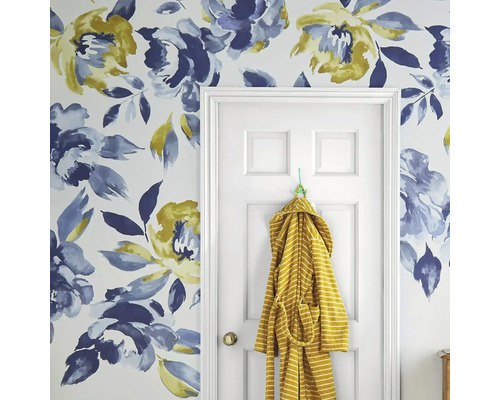 Decoratieve kamer met bloemenbehang en badjas aan de deur.