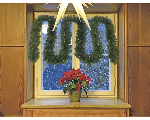Raamdecoratie met dennen slinger, ster en kerstster