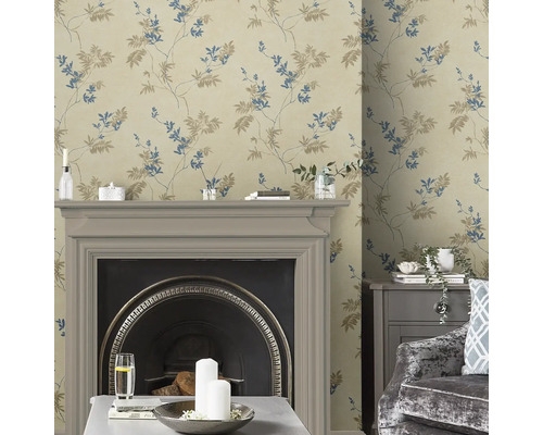 Woonkamer met bloemenbehang, open haard en grijze commode.