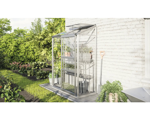 Glazen muurkas met planken tegen een huis in de tuin