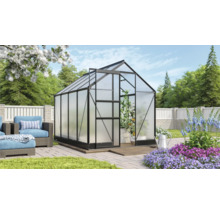 Tuinkas met planten en zitgelegenheid in de tuin