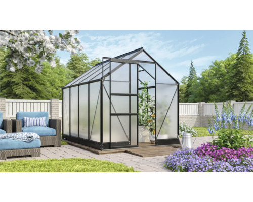 Tuinkas met planten en zitgelegenheid in de tuin