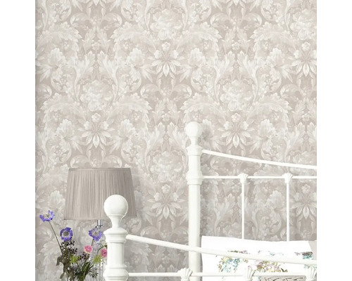 Decoratief behang met bloemmotief in een slaapkamer.