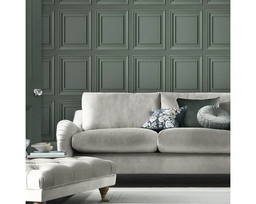 Woonkamer met gestoffeerde bank, decoratieve kussens en wandpanelen