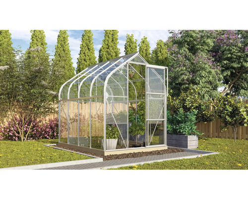 Kas in de tuin met open deur.