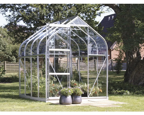 Kas met planten in de tuin