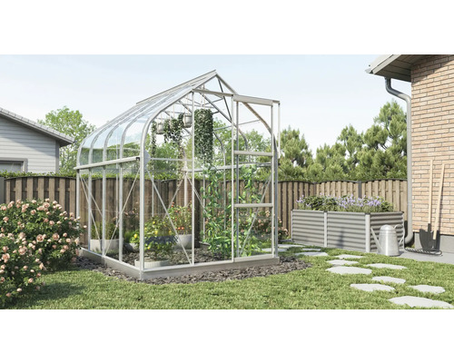 Kas in de tuin met planten en groenten