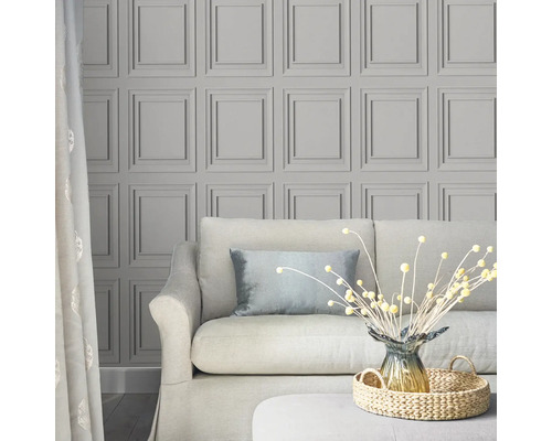 Woonkamer met wandpaneelbehang, bank, sierkussen en decoratie