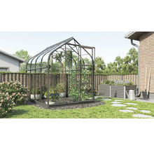 Tuinkas in tuin met verhoogde tuinbak en tuingereedschap
