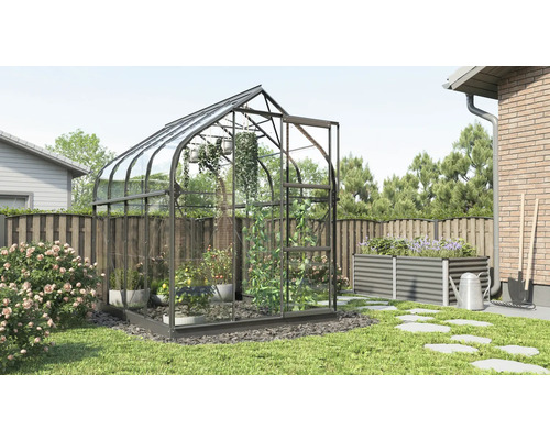 Tuinkas in tuin met verhoogde tuinbak en tuingereedschap