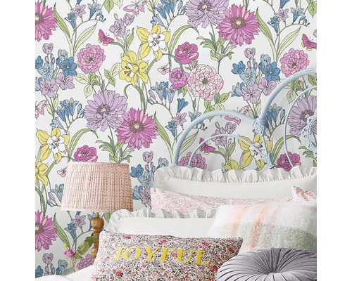 Decoratieve slaapkamer met bloemenbehang, bed en lamp