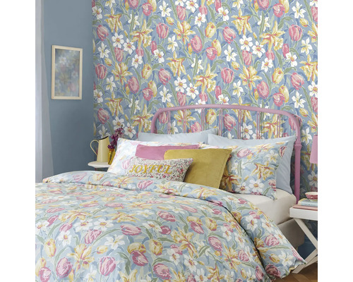 Slaapkamer met bloemenbehang, bed en nachtkastjes voor een heldere en georganiseerde sfeer