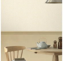 Scène met patroonbehang, tafel en servies