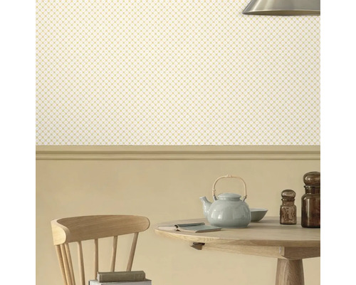 Scène met patroonbehang, tafel en servies