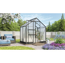 Tuinkas met planten in de tuin
