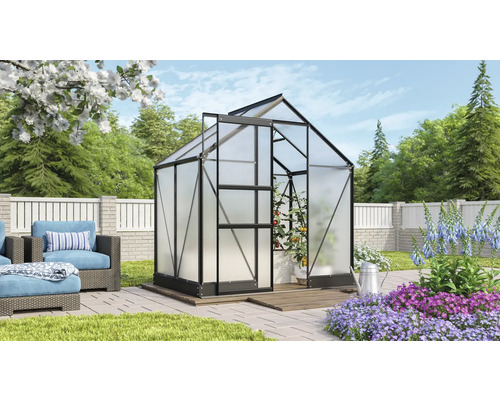 Tuinkas met planten in de tuin