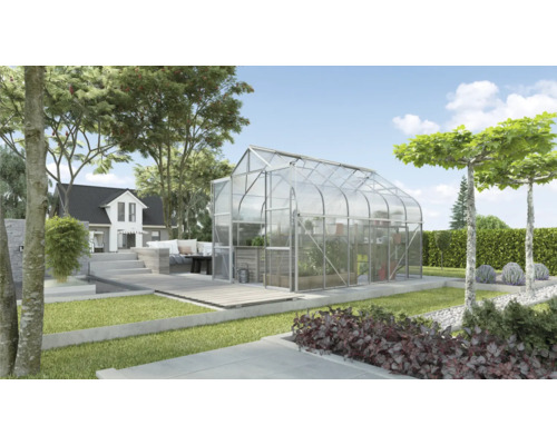 Tuinkas in de tuin met beplanting en huis op de achtergrond