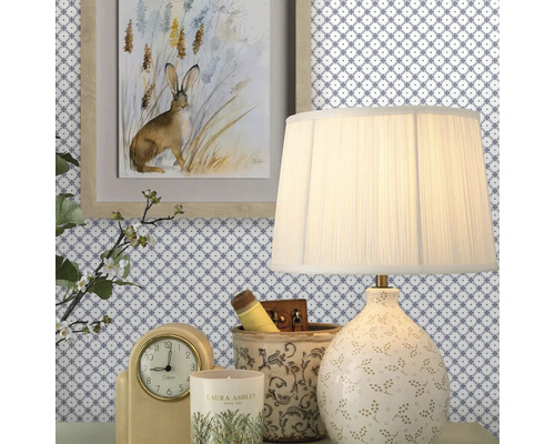 Decoratieve scène met lamp, klok, kaars en wanddecoratie met hazenmotief