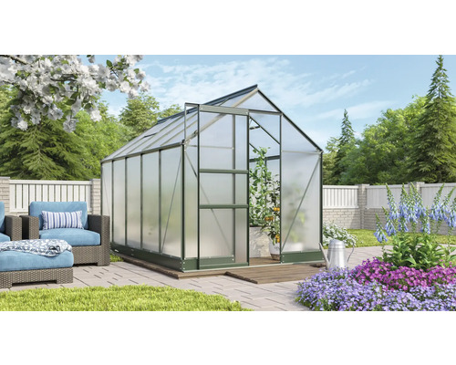 Kas met planten in de tuin