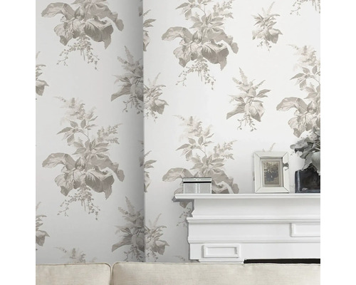 Wand met bloemenbehang, versierde schoorsteenmantel