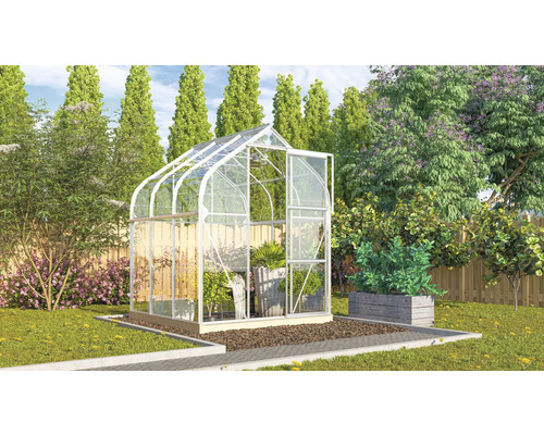 Glazen kas met open deur in de tuin