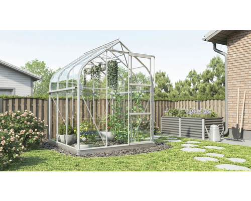 Kas met planten in de tuin