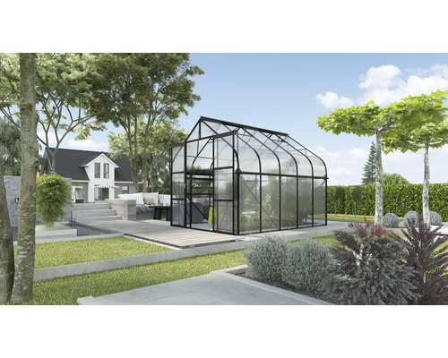 Tuinkas in een tuin met een huis op de achtergrond.