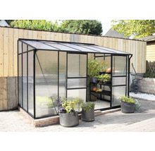 Tuinkas met planten in de tuin