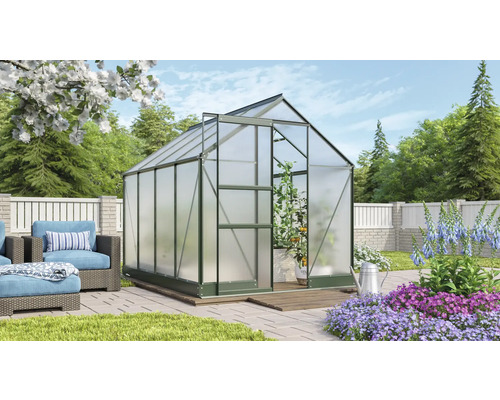 Tuin met kas en planten