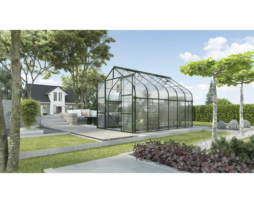 Tuinkas in een tuin met een huis op de achtergrond