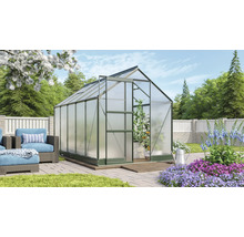 Kas in de tuin met tuinmeubelen en bloemen