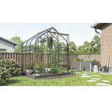 Tuinkas met planten in de tuin
