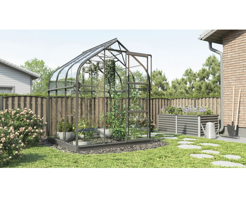 Tuinkas met planten in de tuin
