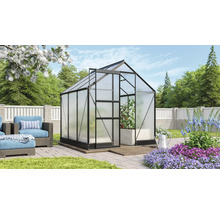 Tuin met tuinkas met stalen frame en polycarbonaat platen