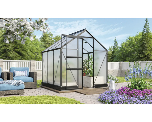 Tuin met tuinkas met stalen frame en polycarbonaat platen