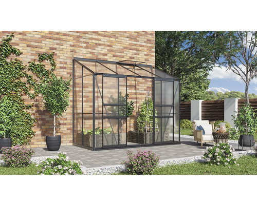 Kweekkas met planten in de tuin