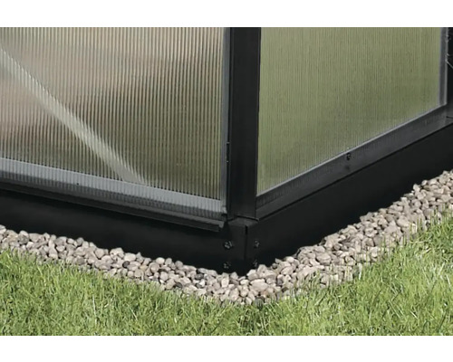 Detailopname van een tuinkas met funderingsframe van aluminium en polycarbonaatplaten