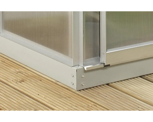 Detailopname van een kas met polycarbonaatplaten en aluminium frame op een houten vlonder