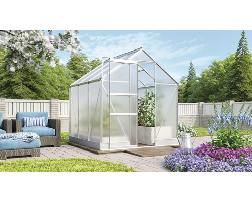 Kas in de tuin met planten en tuinmeubelen.